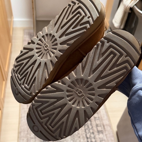 UGG Mini Slippers Size 8 - Picture 3 of 4